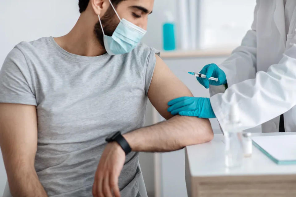 Brasil vai vacinar contra Mpox pessoas que vivem com HIV, profissionais que trabalham em laboratórios e contatos próximos (Imagem: Prostock-studio/Envato Elements)