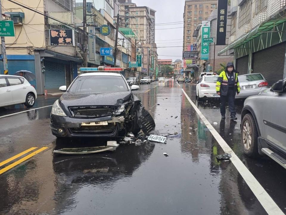 警車的車牌被撞掉，安全氣囊也爆開。圖：讀者提供