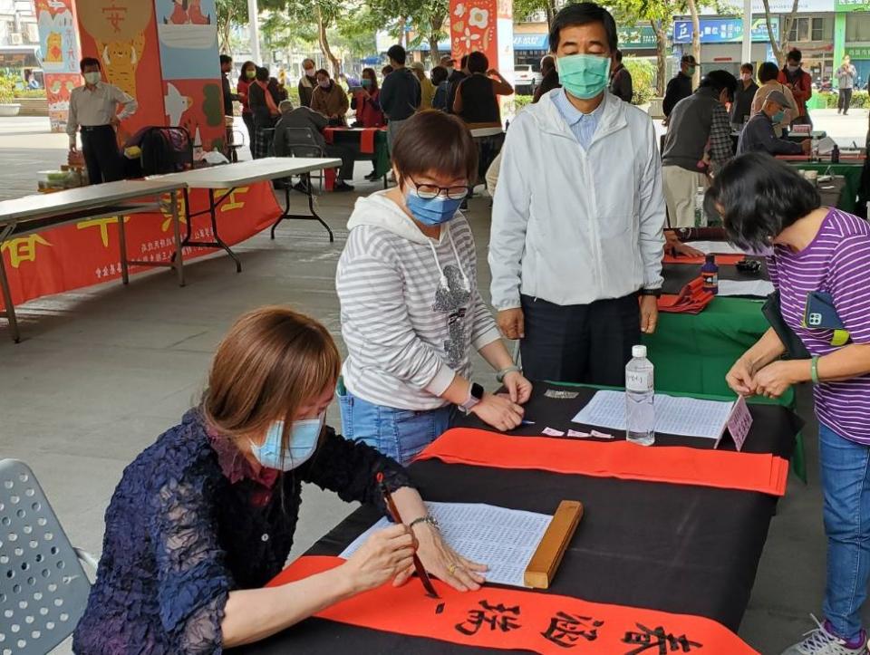 高雄市「壬寅迎春名家揮毫贈春聯」。（記者許正雄翻攝）