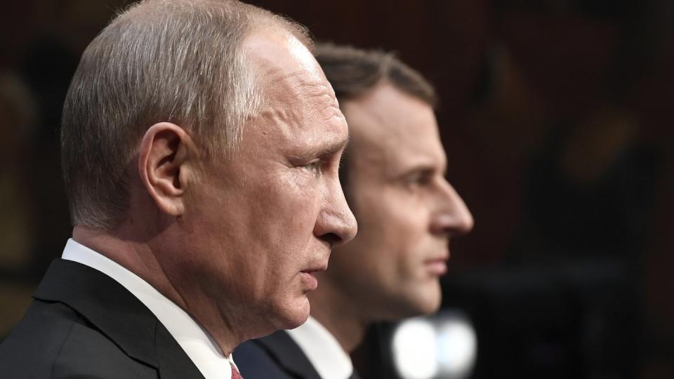 Kommen in St. Petersburg zusammen: der französische Präsident Emmanuel Macron (r) und der Kremlchef Wladimir Putin. Foto: Stephane De Sakutin/AFP POOL/AP/Archiv