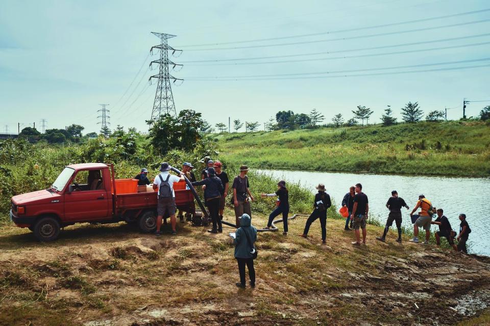 劇組動員貨車、抽水機、水箱等，拍攝女主角為農地運送灌溉用水的場景。（双喜電影提供）