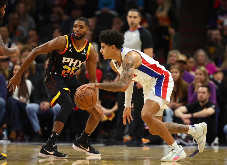 Pistons guard Killian Hayes moves the ball against Suns forward Mikal Bridges in the first half on Friday, Nov. 25, 2022, in Phoenix.