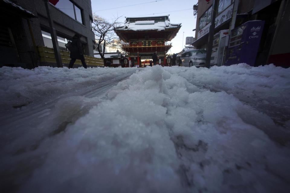 Thick snow at Tokyo's Kanda Myojin shrine (AP)