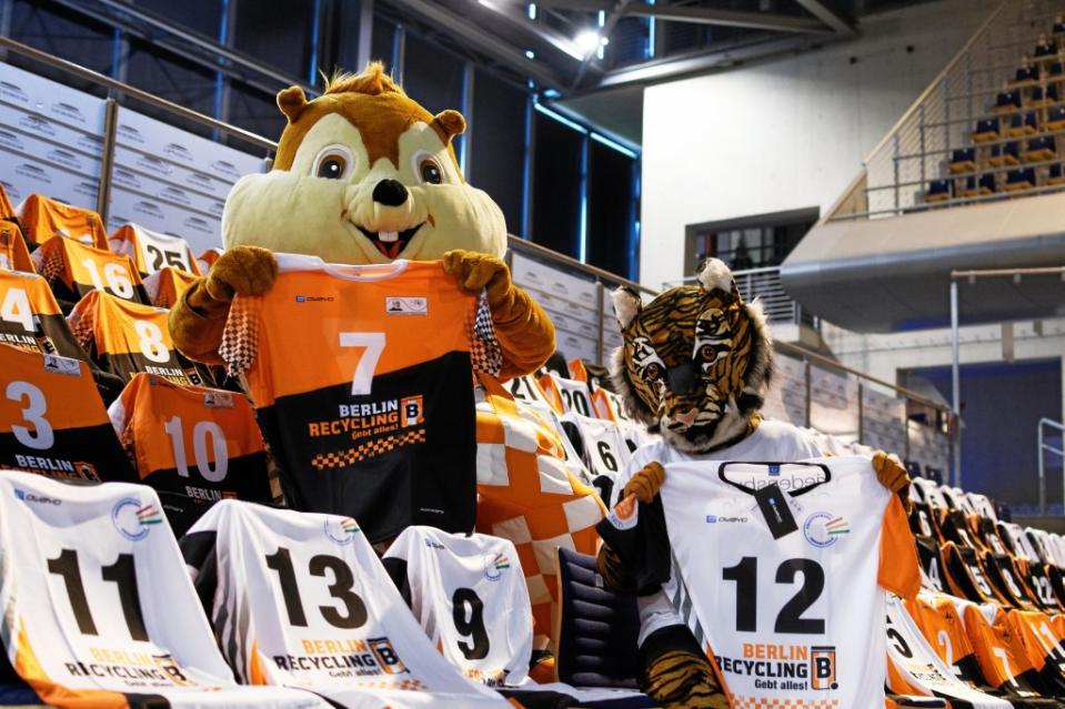 Die Maskottchen der BR Volleys mit den gespendeten Trikots.<span class="copyright">BR Volleys</span>