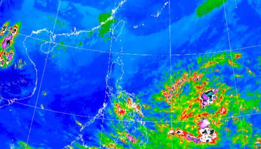 菲律賓東方海面上的熱帶擾動繼續往西，不排除發展成颱風。（圖／翻攝自中央氣象局）