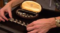 Dieses Schmuckkonvolut bestehend aus Collier, Armband und Ring von Kevelaer aus den 1920er-Jahren sollte laut Expertise 3.500 Euro bringen. (Bild: ZDF)