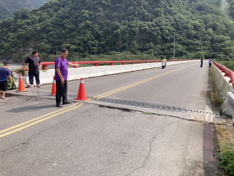 花蓮銅門大橋伸縮縫變大  公所人員現勘 花蓮縣秀林鄉銅門大橋因地震造成伸縮縫變大，公所 人員現勘評估橋梁結構沒有問題，但務必快速通行。 （民眾提供） 中央社記者張祈傳真  113年4月23日 