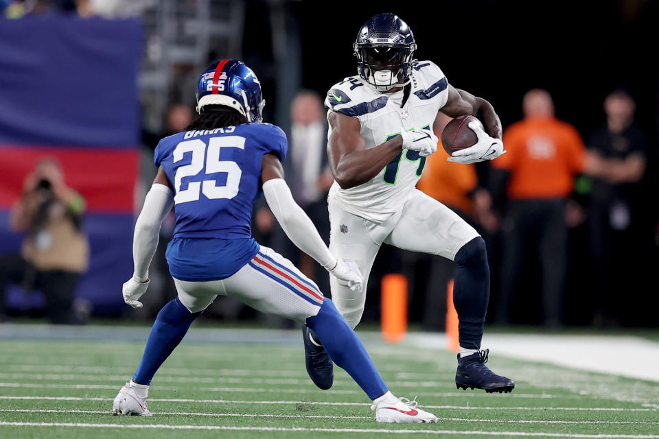 Seattle Seahawks wide receiver DK Metcalf (14) runs with the ball against <a class="link " href="https://sports.yahoo.com/nfl/teams/ny-giants/" data-i13n="sec:content-canvas;subsec:anchor_text;elm:context_link" data-ylk="slk:New York Giants;sec:content-canvas;subsec:anchor_text;elm:context_link;itc:0">New York Giants</a> cornerback <a class="link " href="https://sports.yahoo.com/nfl/players/40053" data-i13n="sec:content-canvas;subsec:anchor_text;elm:context_link" data-ylk="slk:Deonte Banks;sec:content-canvas;subsec:anchor_text;elm:context_link;itc:0">Deonte Banks</a> (25). Mandatory Credit: Brad Penner-USA TODAY Sports