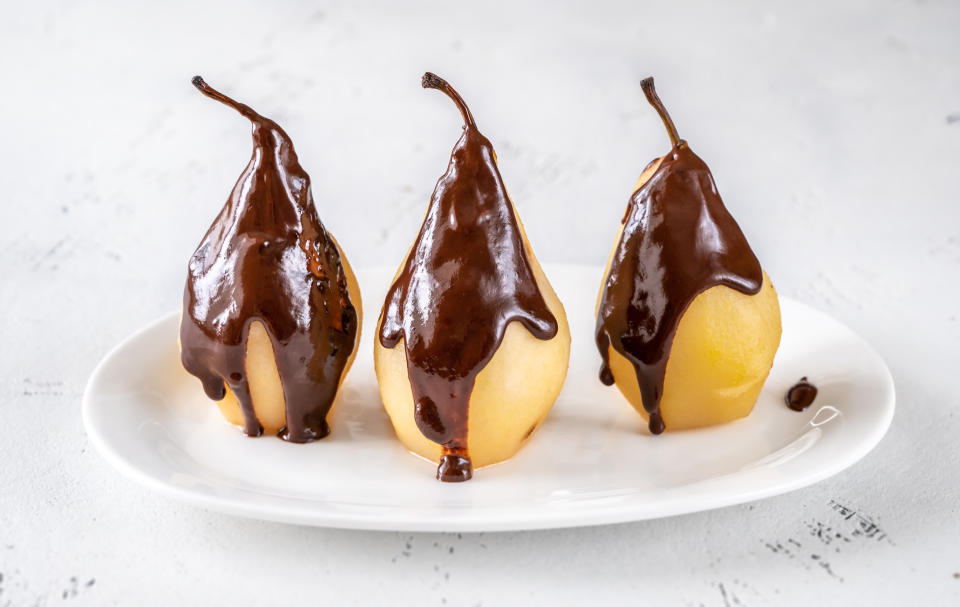 Wir servieren die Birne Helene mit Schokoladen/Sirup-Mischung und Eis! (Bild: Getty Images)