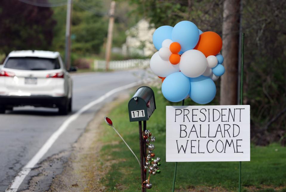 A roadside message and balloons welcome President M. Russell Ballard prior to a multi-stake youth fireside in Georgetown, Massachusetts.