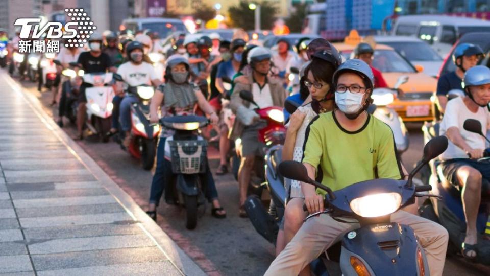 台灣上下班時間交通問題嚴重。（示意圖／Shutterstock達志影像）