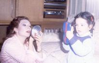 <p>Tierna imagen de Rocío de niña copiando a su madre mientras la tonadillera se maquillaba.</p>