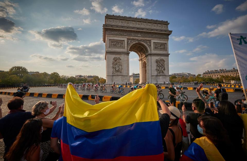 Hier wollen sie alle ankommen: Die Ziellinie auf den Champs-Élysées in Paris. Dieses Foto entstand 2020, als die Tour von der Corona-Pandemie gebeutelt wurde und erst Ende August und im September stattfand. (Bild: 2020 Getty Images/Kiran Ridley)