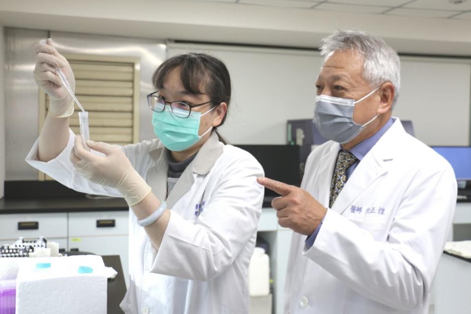嘉基泌尿科醫師沈正煌教授（右）組成團隊，進行抑制新冠病毒複製的研究有成。（記者湯朝村翻攝）