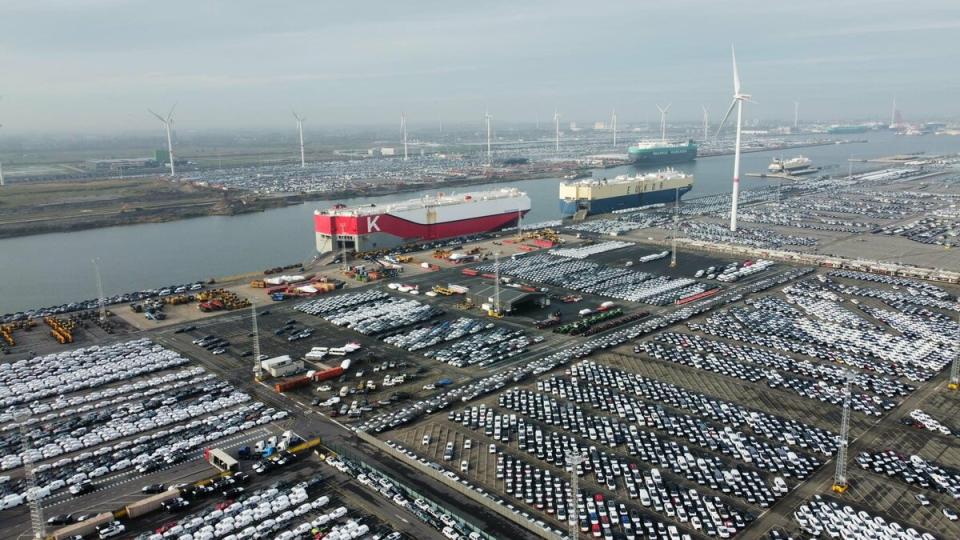 比利時北部澤布呂赫港（Port of Zeebrugge）一個汽車碼頭。業內人士稱，一些中國品牌電動車已在歐洲港口停留長達 18 個月。   圖：取自「X」@EstherKokkelma