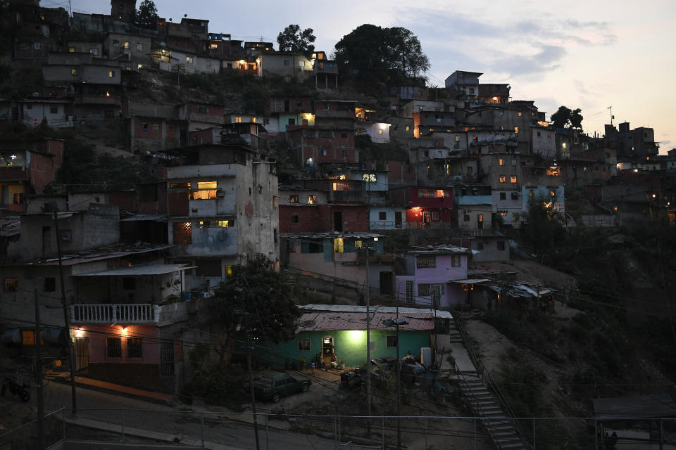 En la imagen, vista de las viviendas en una colina en el vecindario de San Agustín, en Caracas, Venezuela, el 17 de mayo de 2020. (AP Foto/Matías Delacroix)