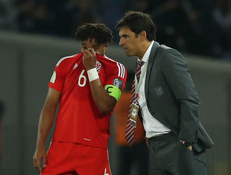 Soccer Football - 2018 World Cup Qualifications - Europe - Georgia vs Wales - Boris Paichadze Dinamo Arena, Tbilisi, Georgia - October 6, 2017 Wales manager Chris Coleman speaks with Ashley Williams Action Images via Reuters/Peter Cziborra