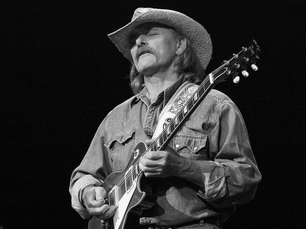 Dickey Betts, hier während eines Auftritts im Jahr 2004, ist gestorben. (Bild: Dave Allocca/StarPix/INSTAR/ddp images)