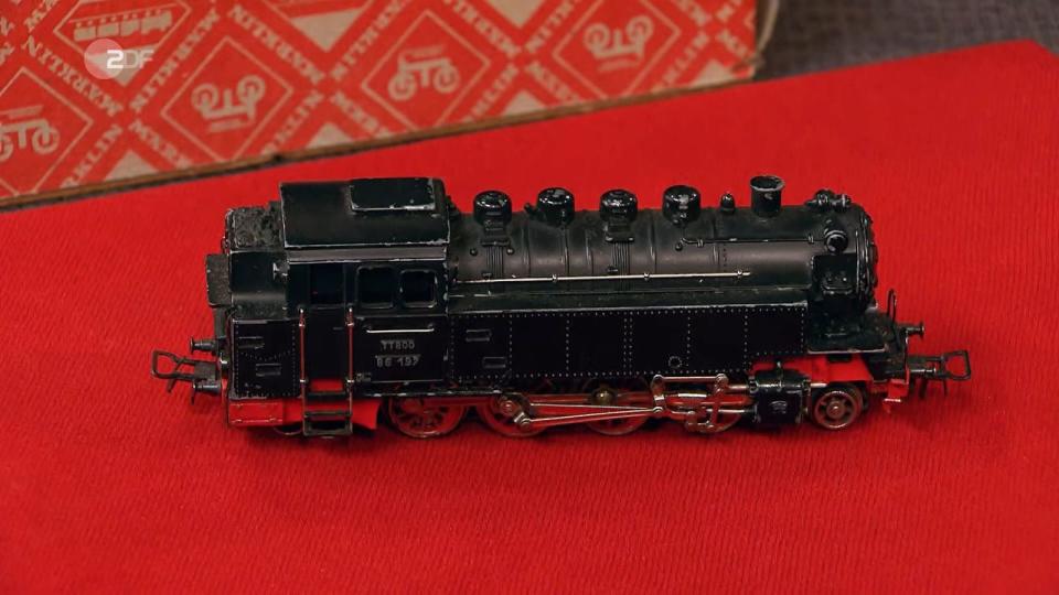 Die Märklin-Dampflokomotive mit Rauchkammer aus den 1950er-Jahren sollte 250 bis 300 Euro bringen. (Bild: ZDF)