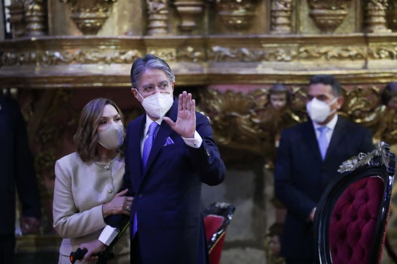 El presidente electo de Ecuador, Guillermo Lasso, gesticula junto a su esposa María de Lourdes Alcivar, durante su ceremonia de investidura, en Quito, Ecuador