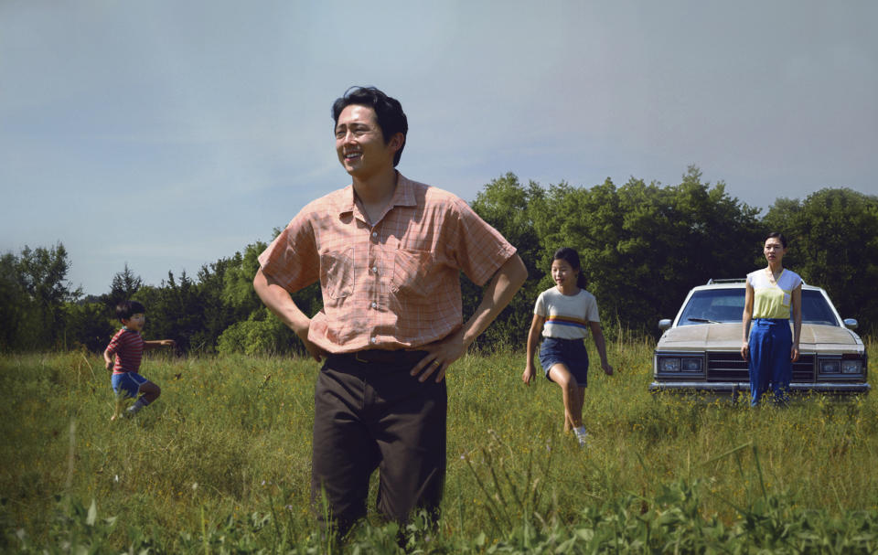 En esta imagen difundida por A24, Steven Yeun, al frente, en una escena de "Minari". La cinta fue nominada al Premio Spirit a la mejor película, mejor actor (Yeun) y mejor director (Lee Isaac Chung) el martes 26 de enero del 2021. (David Bornfriend/A24 via AP)