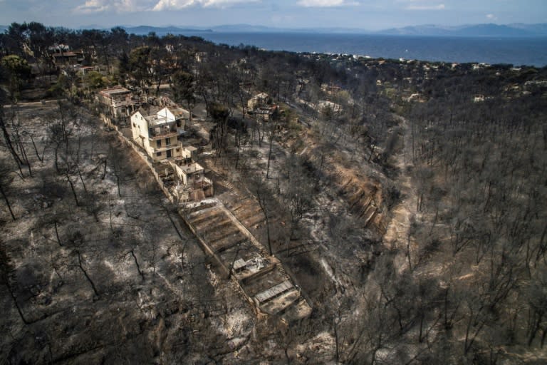 Knapp sechs Jahre nach dem Tod von mehr als hundert Menschen bei einem verheerenden Waldbrand in Griechenland sind sechs Angeklagte wegen fahrlässiger Tötung und grober Fahrlässigkeit zu Bewährungs- und Geldstrafen verurteilt worden. (Savvas KARMANIOLAS)
