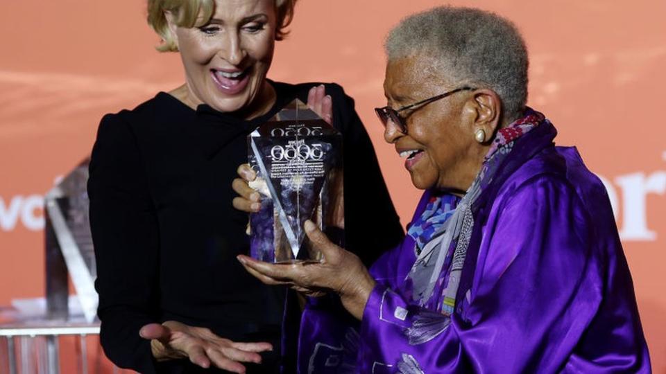 Ellen Johnson Sirleaf (R) receives the award from chair of the 30/50 Summit Mika Brzezinski.