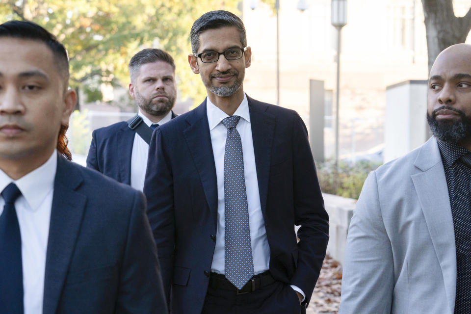 Sundar Pichai, CEO von Google und Alphabet Inc., trifft am Montag, den 30. Oktober 2023, im Bundesgericht in Washington ein. (AP Photo/Jose Luis Magana)