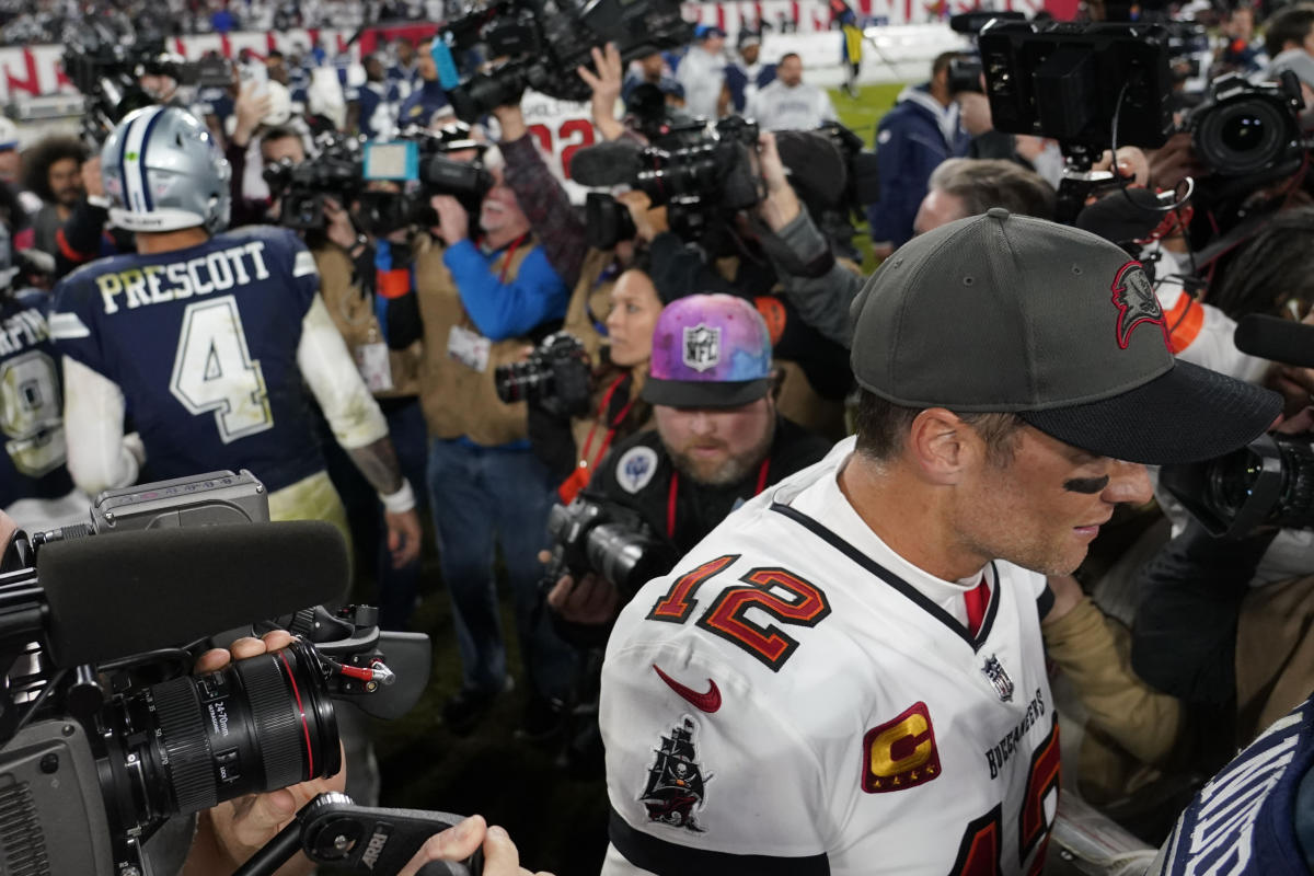 Tom Brady, playing past his bedtime again, leads Buccaneers vs. Rams on  Yahoo Sports app