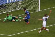 Argentina's Gonzalo Higuain (C) scores a goal that was disallowed for being offside during their 2014 World Cup final against Germany at the Maracana stadium in Rio de Janeiro July 13, 2014. REUTERS/David Gray (BRAZIL - Tags: SOCCER SPORT WORLD CUP)