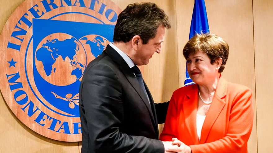 Sergio Massa con Kristalina Georgieva, directora del FMI: el ministro intenta resistir las presiones para una devaluación