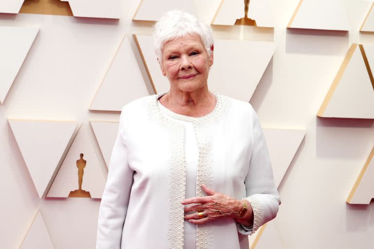 Judi Dench, muy elegante en los Oscar (Jeff Kravitz/