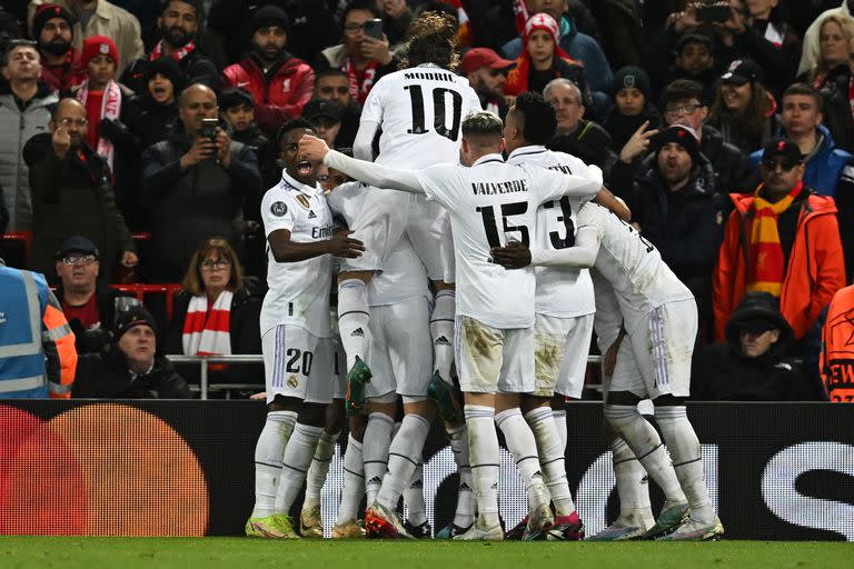 Los jugadores de Real Madrid arman una montaña para festejar un triunfo histórico