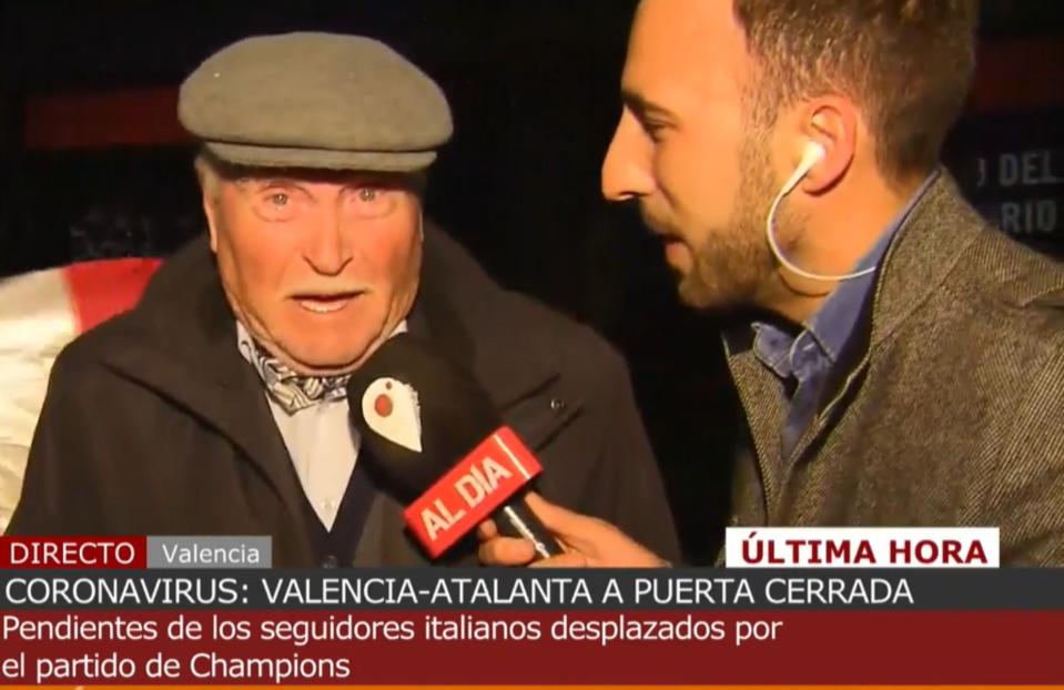 El aficionado de 90 años que acudió a la quedada de valencianistas a las puertas de Mestalla. (Foto: Mediaset).