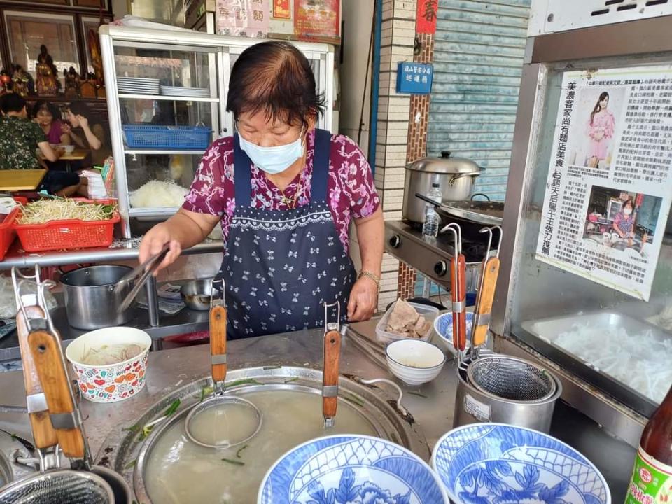 ▲尚有麵店飄香30年善心的宋媽媽（張勤妹）捐花蓮地震捐款一日營業所得。（記者王苡蘋翻攝）