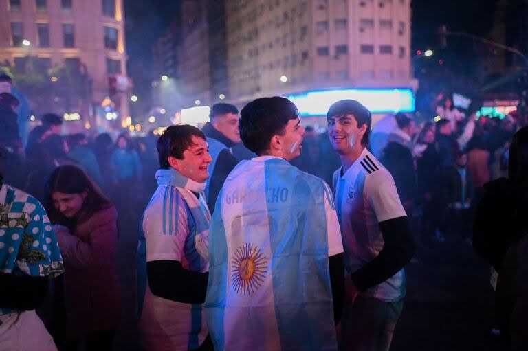 Un grupo de adolescentes celebran en el Obelisco, en Buenos Aires 