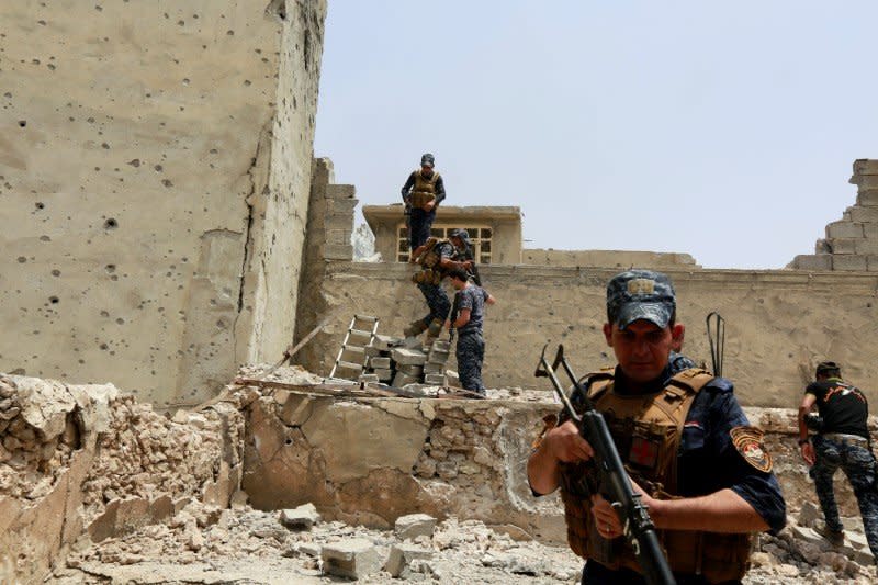 Iraqi Federal Police members carry their weapons during fighting between Iraqi forces and Islamic State militants in the Old City of Mosul, Iraq July 4, 2017. REUTERS/Ahmed Saad