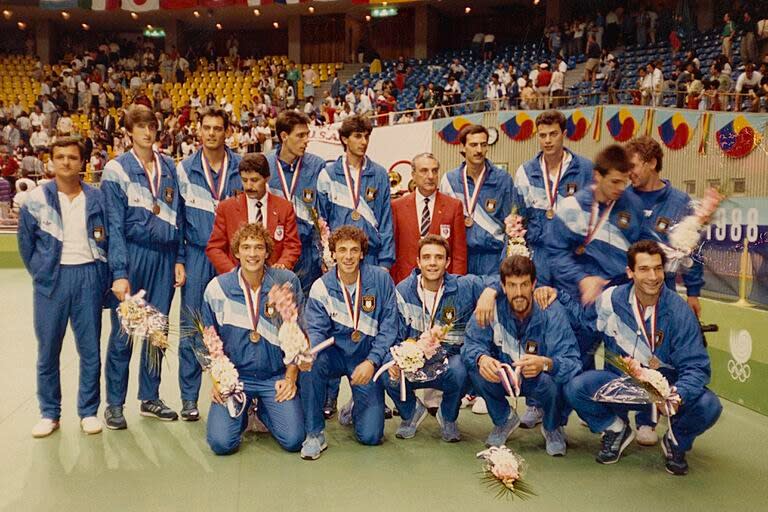 Seúl 1988: medalla de bronce. Daniel Castellani, Daniel Colla, Hugo Conte, Juan Carlos Cuminetti, Alejandro Diz, Waldo Kantor, Esteban Martínez, Esteban de Palma, Raúl Quiroga, Jon Uriarte, Carlos Weber, Claudio Zulianello de Argentina y su entrenador Luis Muchaga