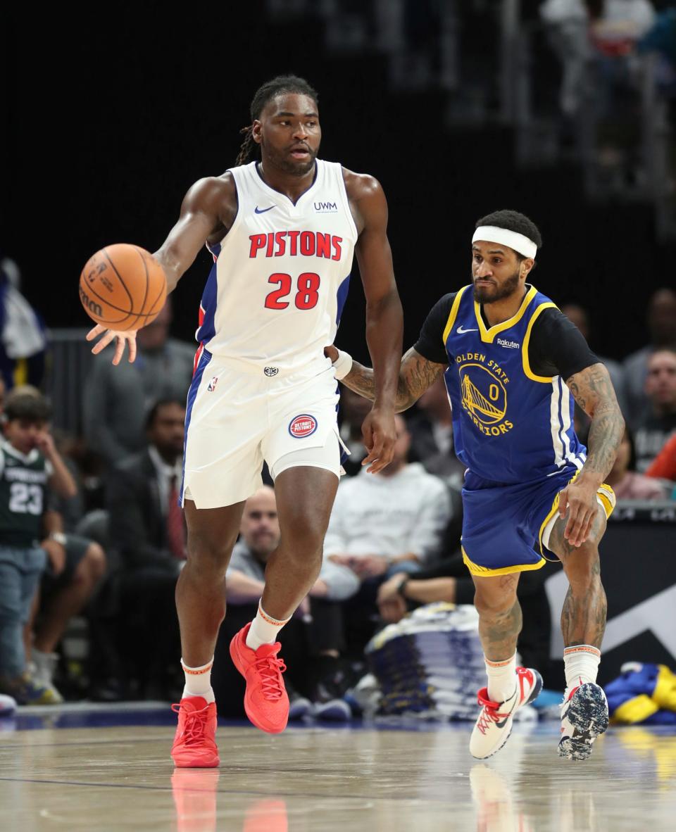 Detroit Pistons center Isaiah Stewart (28) passes against Golden State Warriors guard Gary Payton II (0) during second-quarter action at Little Caesars Arena in Detroit on Monday, Nov. 6, 2023.