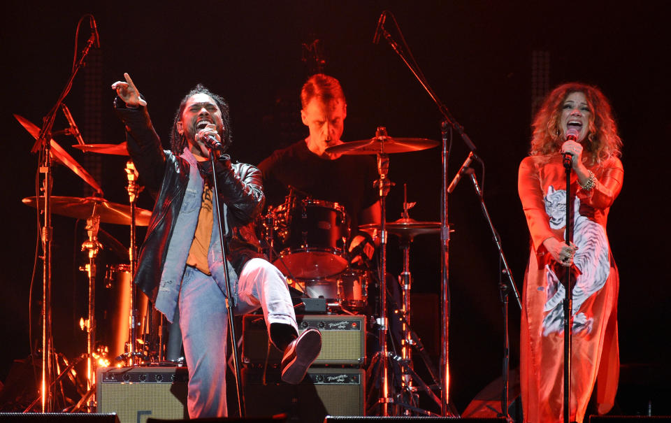 Miguel, a la izquierda, y Nikka Costa cantan juntos durante un concierto en memoria del difunto rockero Chris Cornell, "I Am The Highway: A Tribute to Chris Cornell", el miércoles 16 de enero del 2019 en The Forum, en Inglewood, California. (Foto por Chris Pizzello/Invision/AP)