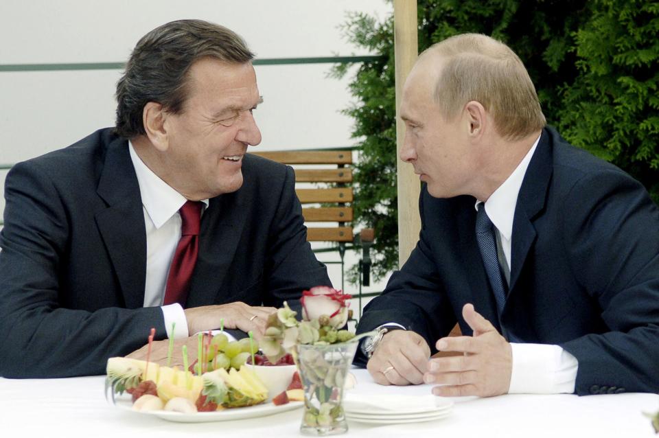 Gerhard Schröder (L) talks with Vladimir Putin (R) in Berlin on 8 September, 2005 (POOL/AFP via Getty Images)