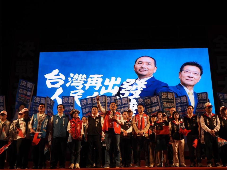 國民黨總統參選人侯友宜（第一排中）與黨籍花蓮立委參選人傅崐萁（第二排左五）聯合競選總部今正式成立。（羅亦晽攝）