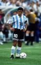 Diego Maradona ist der größte argentinische Fußballer aller Zeiten, sein 91. und letztes Länderspiel war allerdings alles andere als rühmlich. Bei der WM 1994 wurde ihm Ephedrin nachgewiesen. Jahre zuvor war Maradona bereits mit Kokain erwischt worden. Er wurde aus dem Team geworfen, reiste aber nicht nach Hause, sondern wurde kurzerhand TV-Experte.