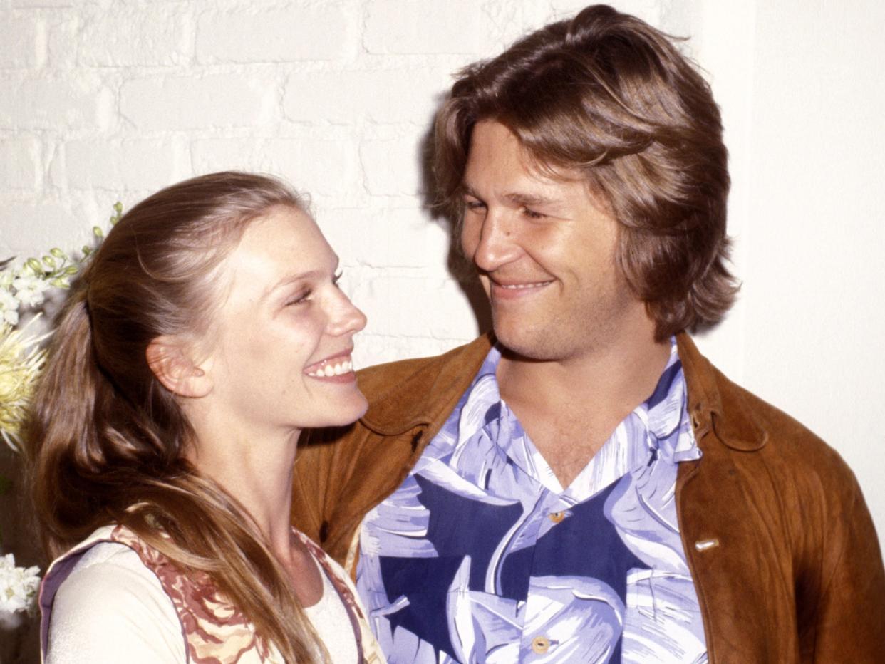 Young Susan and Jeff Bridges looking at each other.