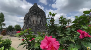 Image extraite de la vidéo “Candi Kalasan Yogyakarta, Dewi Tara & Feminisme Jawa Kuno | Borobudur & Prambanan Kalah Tua !”.. CAPTURE D’ÉCRAN @ASISIChannel