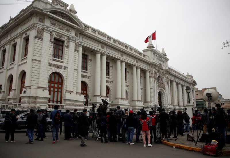 Foto del viernes de periodistas fuera del Congreso de Perú en Lima en medio del proceso de juicio político contra el presidente Martin Vizcarra