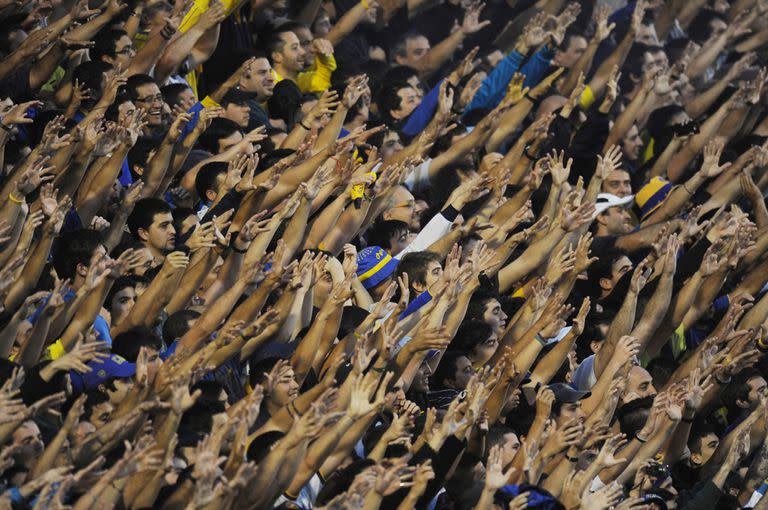 Brazos de hinchas de Boca en la Bombonera durante un partido en el año 2013