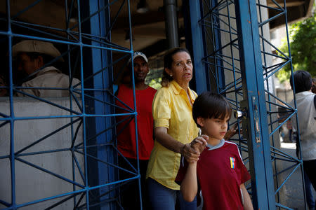 People evacuate a closed metro station during a blackout in Caracas, Venezuela March 25, 2019. REUTERS/Carlos Garcia Rawlins