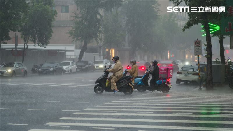 「梅雨季」第一波鋒面報到日出爐。（圖／記者陳弋攝影）