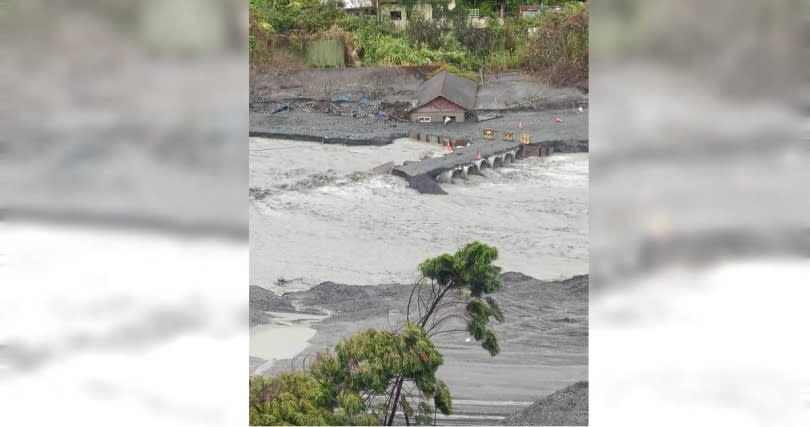 小犬颱風暴風圈過境南投，在合歡山颳12級強陣風，塔羅灣溪函館便橋又遭暴漲溪水沖毀。（仁愛鄉公所提供／楊靜茹南投傳真）